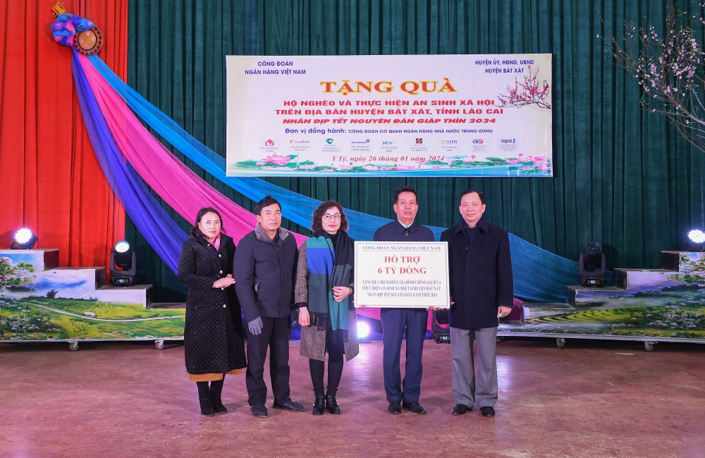 Đại diện cho Công đoàn Ngân hàng Việt Nam, Phó Thống đốc Đào Minh Tú đã trao tặng số tiền 6 tỷ đồng cho xã Y Tý