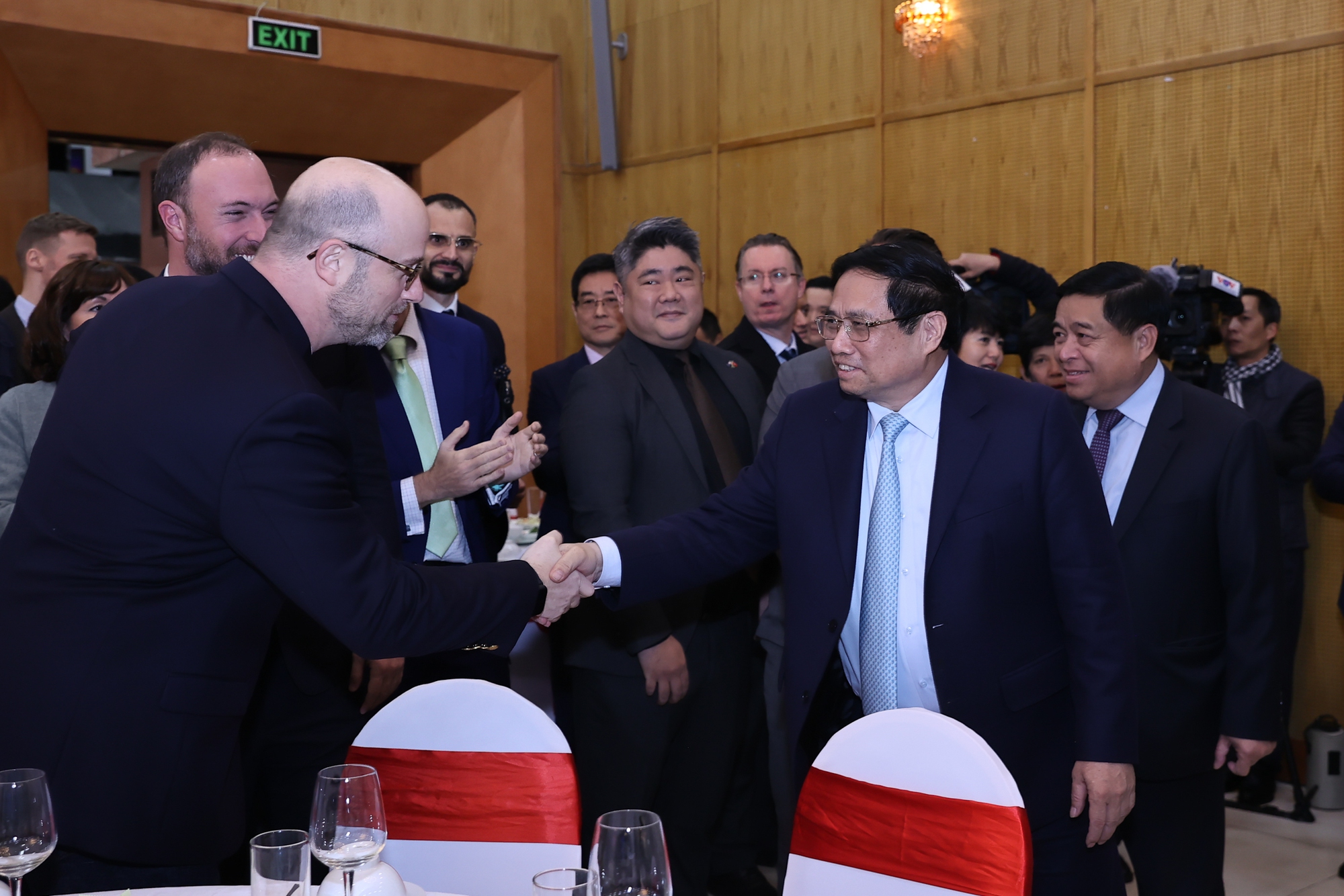 Thủ tướng gặp mặt các nhà đầu tư, nhà tài trợ, đề nghị cùng Việt Nam đoàn kết, hành động