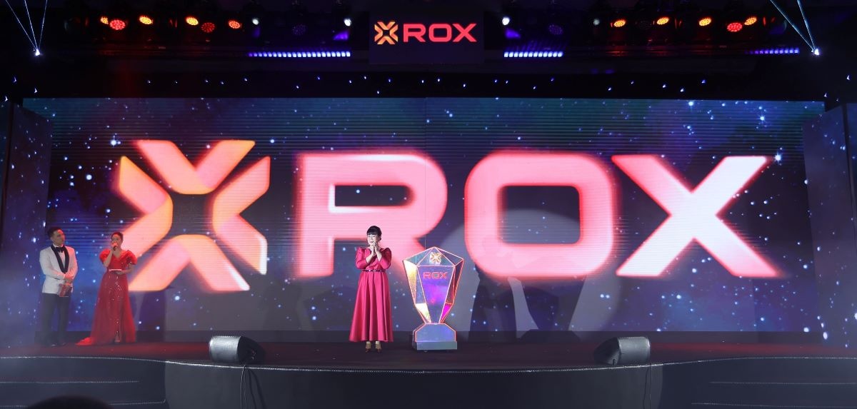 Chủ tịch HĐQT Nguyễn Thị Nguyệt Hường và thời khắc chính thức công bố chuyển đổi sang thương hiệu ROX Group.