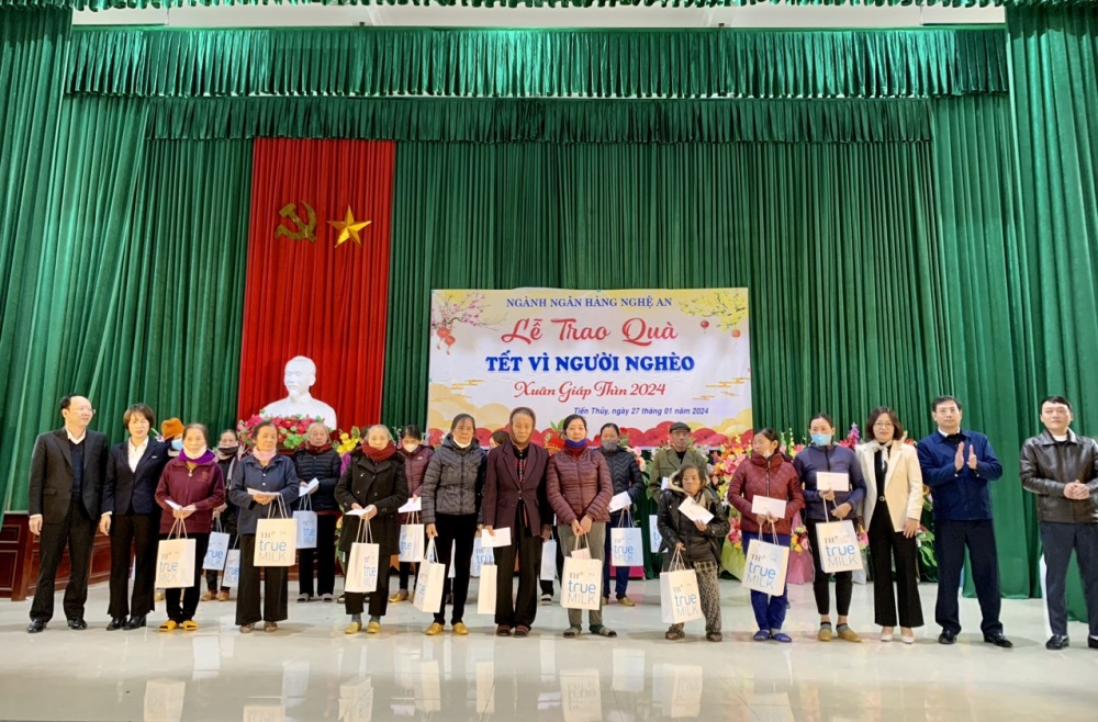 Ngành Ngân hàng Nghệ An trao quà hỗ trợ đồng bào nghèo đón Tết
