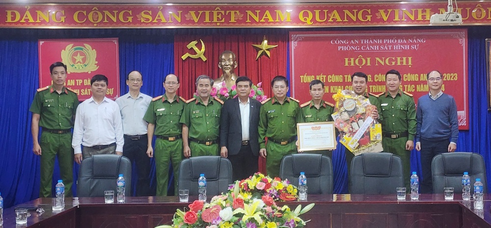 NHNN chi nhánh Đà Nẵng đã biểu dương chiến công đặc biệt xuất sắc của cán bộ, chiến sỹ Phòng Cảnh sát hình sự, công an TP. Đà Nẵng.