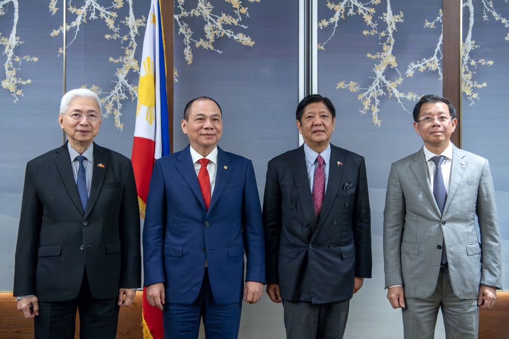 Tổng thống Philippines và Chủ tịch Vingroup Phạm Nhật Vượng (giữa) trong buổi gặp riêng tại Hà Nội chiều 29/01/2024