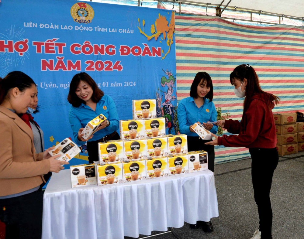 Nestlé Việt Nam tặng quà tết cho gia đình có hoàn cảnh khó khăn
