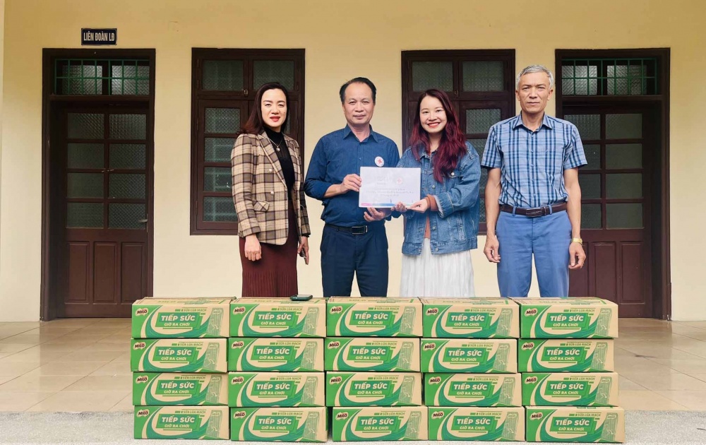 Nestlé Việt Nam cùng Hội chữ thập đỏ Thị xã Mỹ Hào, tỉnh Hưng Yên tặng quà tết đến gia đình có hoàn cảnh khó khăn.