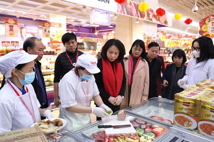 Hà Nội tăng cường kiểm tra thị trường thực phẩm dịp Tết Nguyên đán