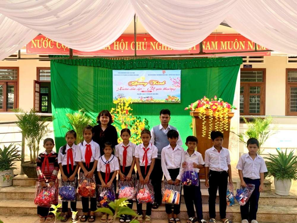 Đ/c Trần Thị Mỹ Linh - Phó Chủ tịch CĐCS trao quà cho các em học sinh