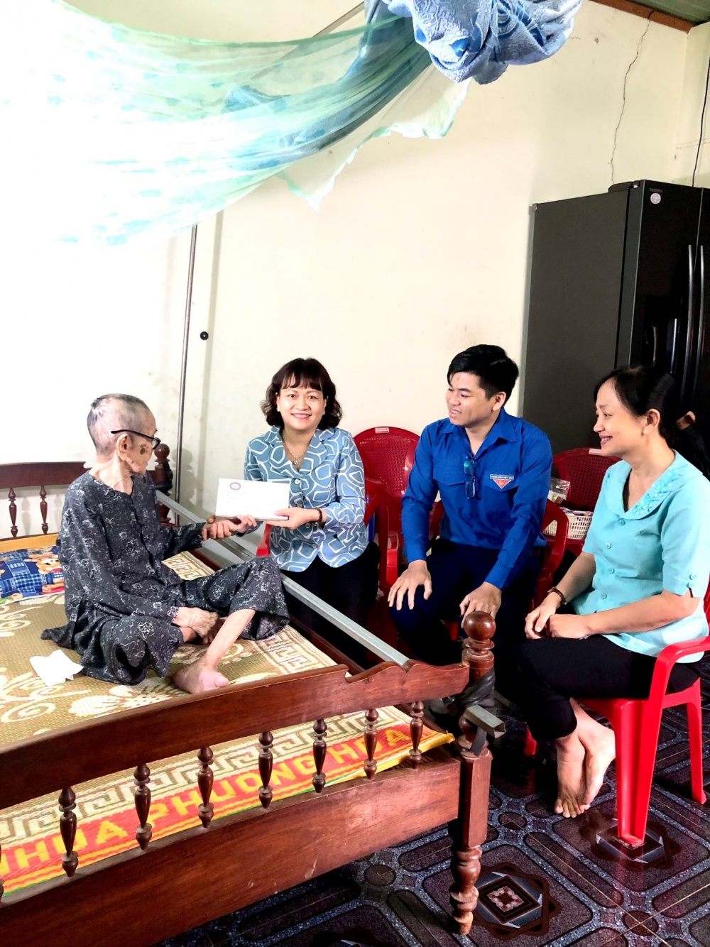Chính quyền, BCH CĐCS và Chi đoàn thanh niên đến thăm chúc tết và tặng quà Mẹ Việt Nam Anh Hùng Lê Thị Thắng