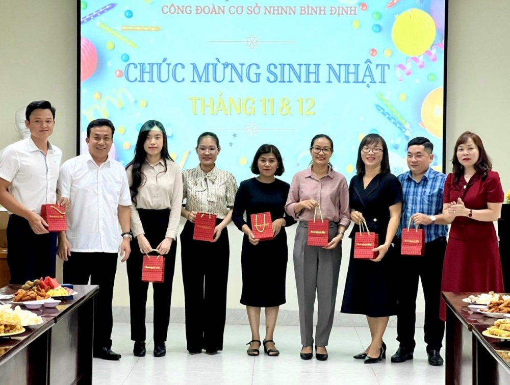 Giám đốc và Chủ tịch CĐCS trao Logo cài áo - biểu trưng Ngân hàng Nhà nước Việt Nam cho đoàn viên công đoàn