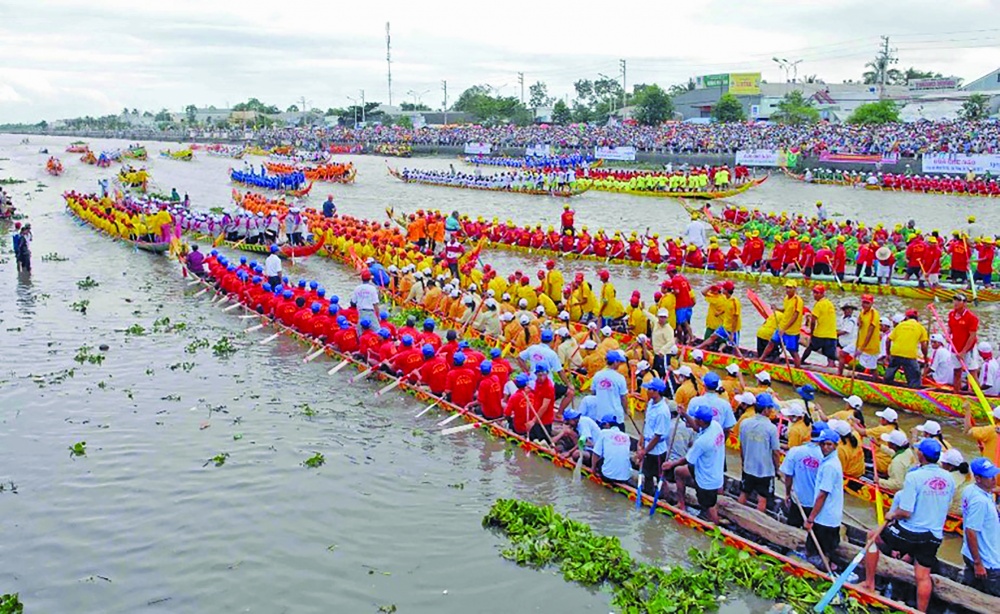 Lễ hội diễn ra trên các nhánh sông Cửu Long hàng năm thu hút hàng triệu người dân và du khách tham quan (Đua ghe ngo tại Lễ hội  Ok Om Bok Sóc Trăng 2023)