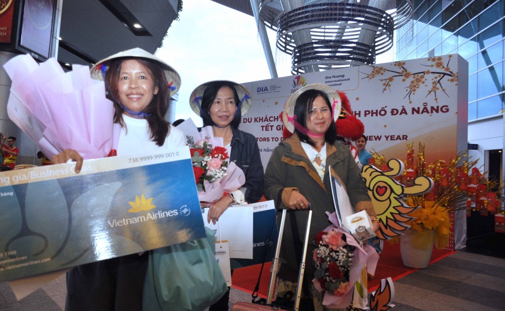 những du khách nội địa và quốc tế đầu tiên đến Đà Nẵng nhân dịp Tết Nguyên đán Giáp Thìn 2024.