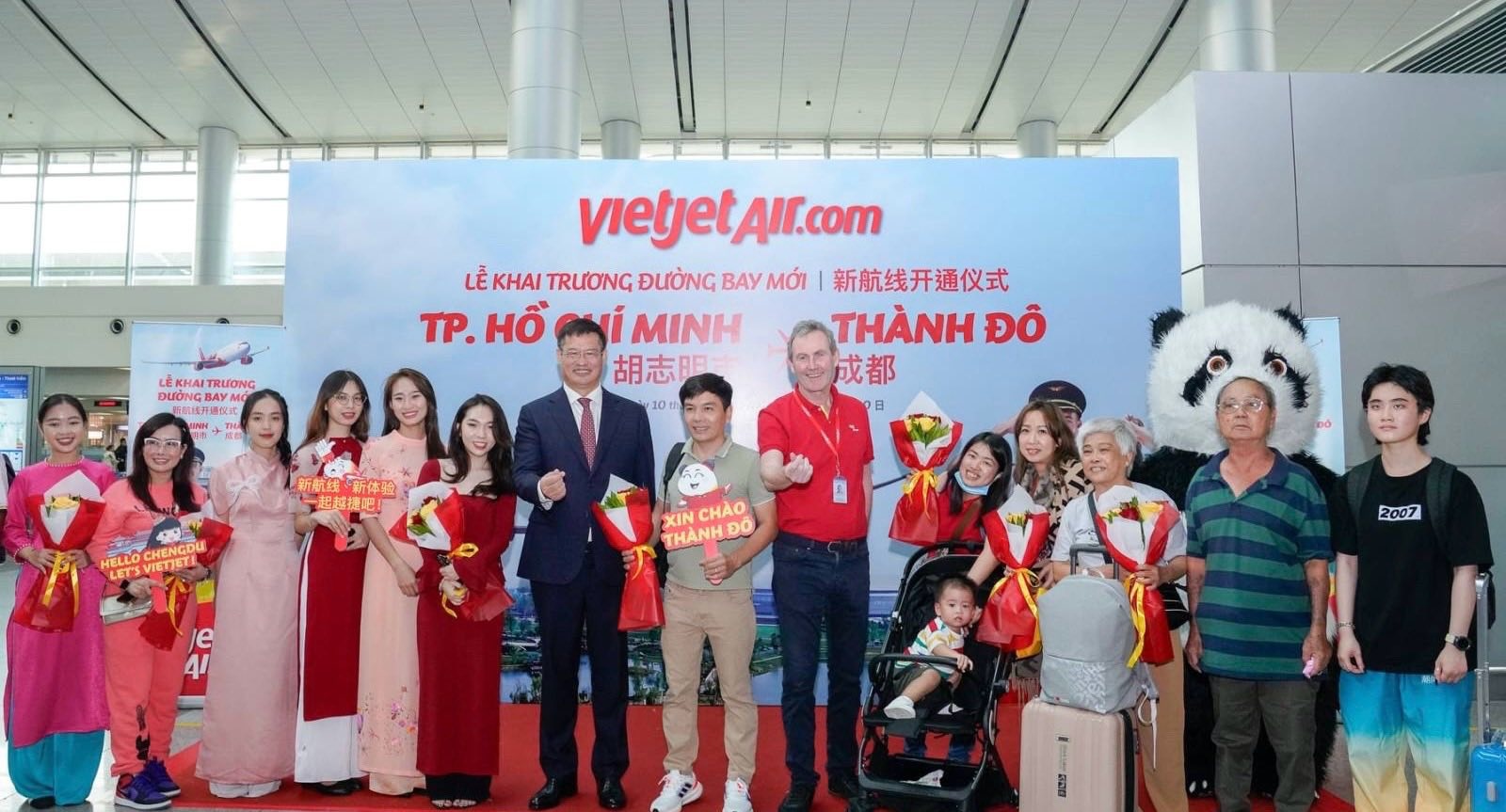 Những hành khách trên chuyến bay khai trương giữa TP. Hồ Chí Minh và Thành Đô được lãnh đạo Vietjet chào đón và chúc mừng năm mới.