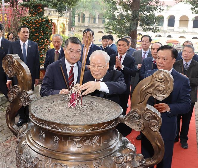 Tổng Bí thư Nguyễn Phú Trọng dâng hương tại Hoàng thành Thăng Long- Ảnh 3.