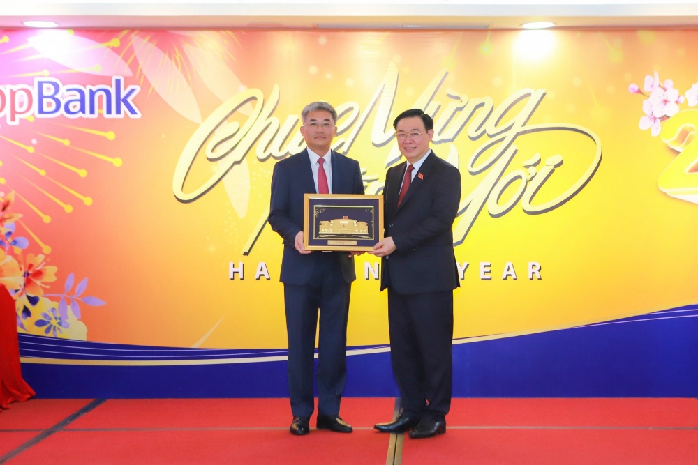 Chủ tịch Quốc hội Vương Đình Huệ tặng quà lưu niệm cho Co-opBank