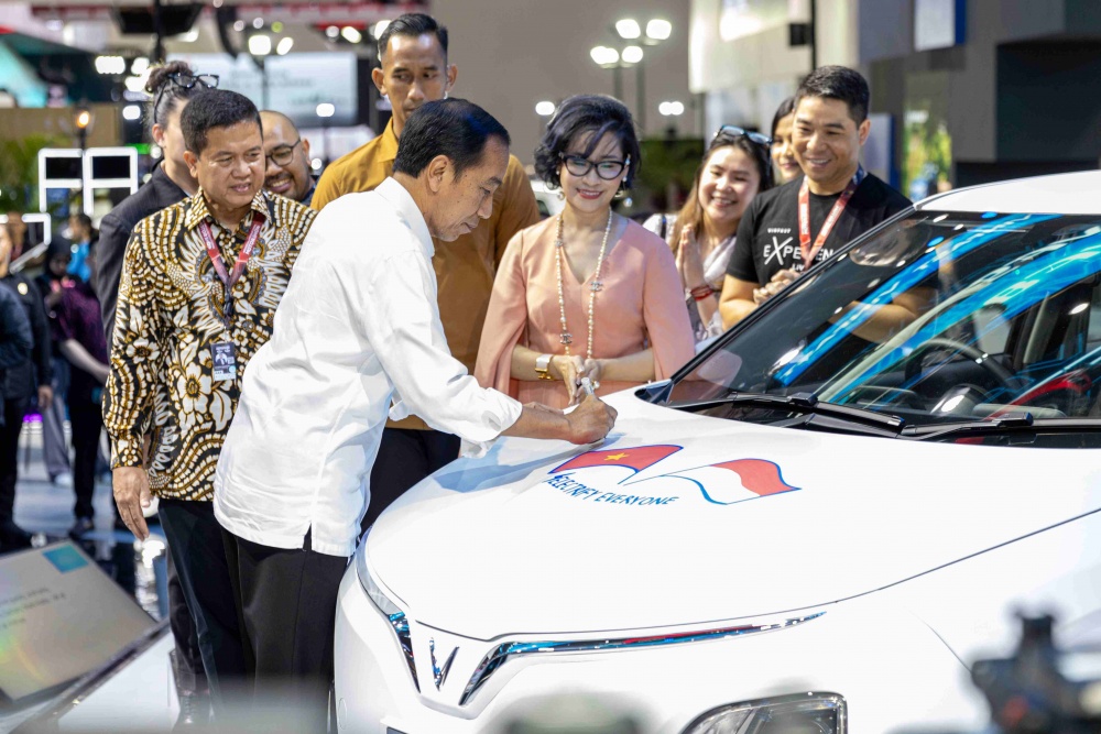 Tổng thống Indonesia Joko Widodo tham quan và ký tặng lên mẫu xe VF 5 trưng bày tại gian hàng VinFast