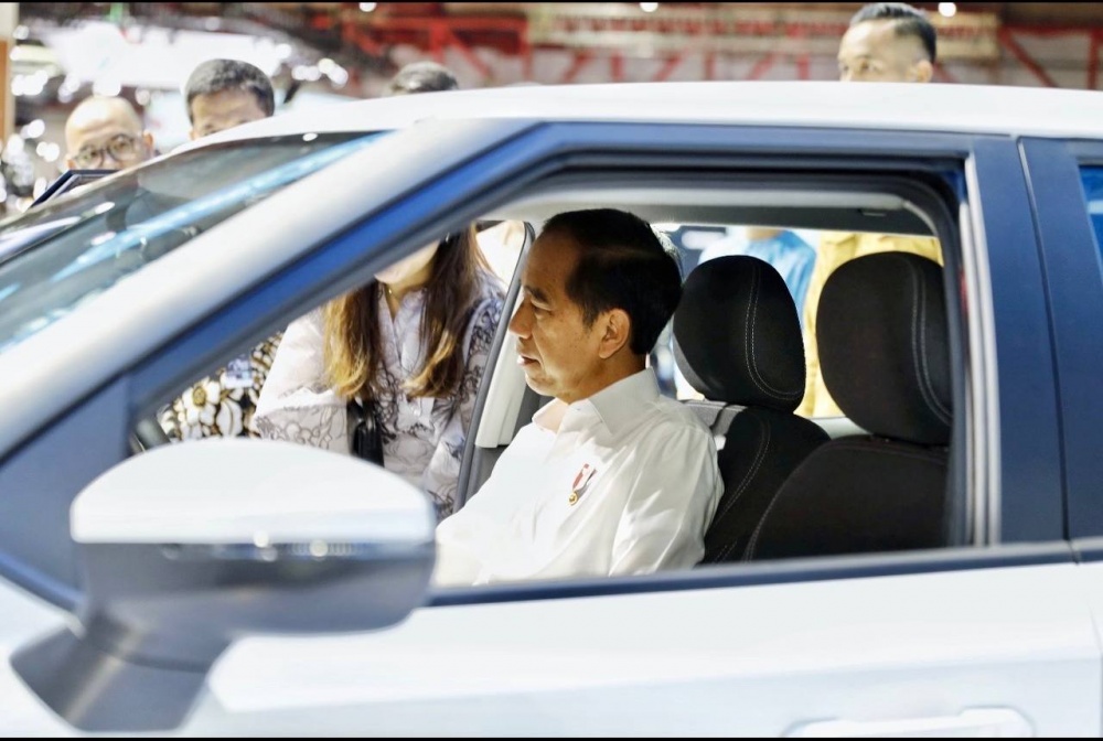Tổng thống Indonesia Joko Widodo trải nghiệm xe VinFast tại gian hàng