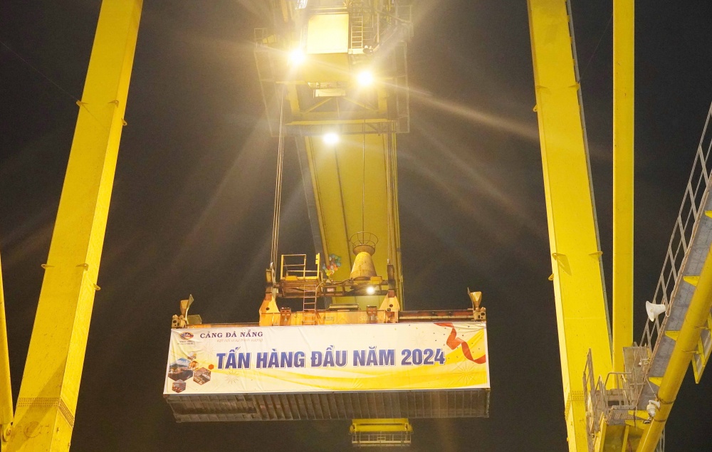 Cảng Đà Nẵng đón chuyến hàng đầu năm 2024.
