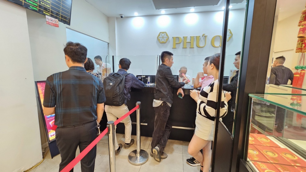 Khu vực thanh toán không đông đúc tại cửa hàng vàng Phú Quý