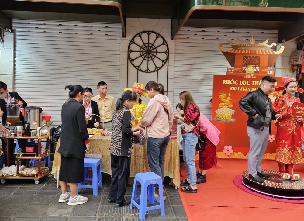 Nhiều dịch vụ đi kèm, gửi xe miễn phí, phát đồ uống... cho khách hàng tại Bảo Tín Minh Châu