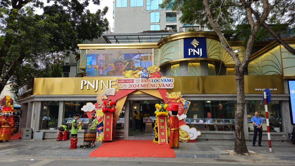 Cửa hàng PNJ trên con phố Đoàn Trần Nghiệp, Hà Nội