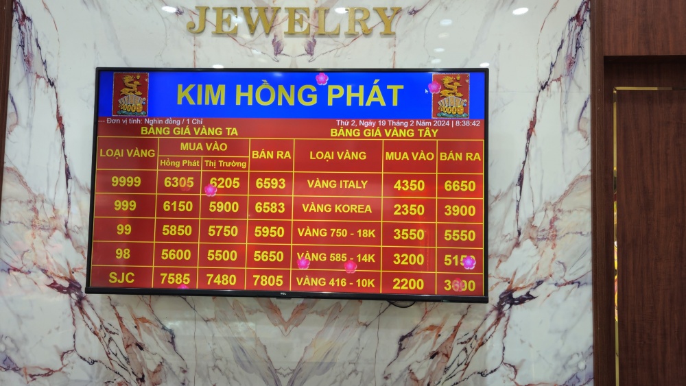 Bảng niêm yết giá tại cửa hàng Kim Hồng Phát, phố Trần Nhân Tông