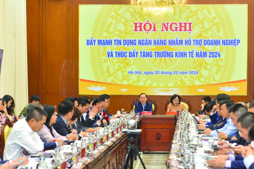 Thống đốc NHNN Nguyễn Thị Hồng và Phó Thống đốc Thường trực NHNN Đào Minh Tú chủ trì hội nghị