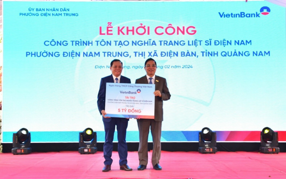 Ông Lê Bá Hoà, Trưởng Văn phòng đại diện VietinBank tại Đà Nẵng (bên phải) trao tiền tài trợ cho công trình tôn tạo Nghĩa trang liệt sĩ Điện Nam