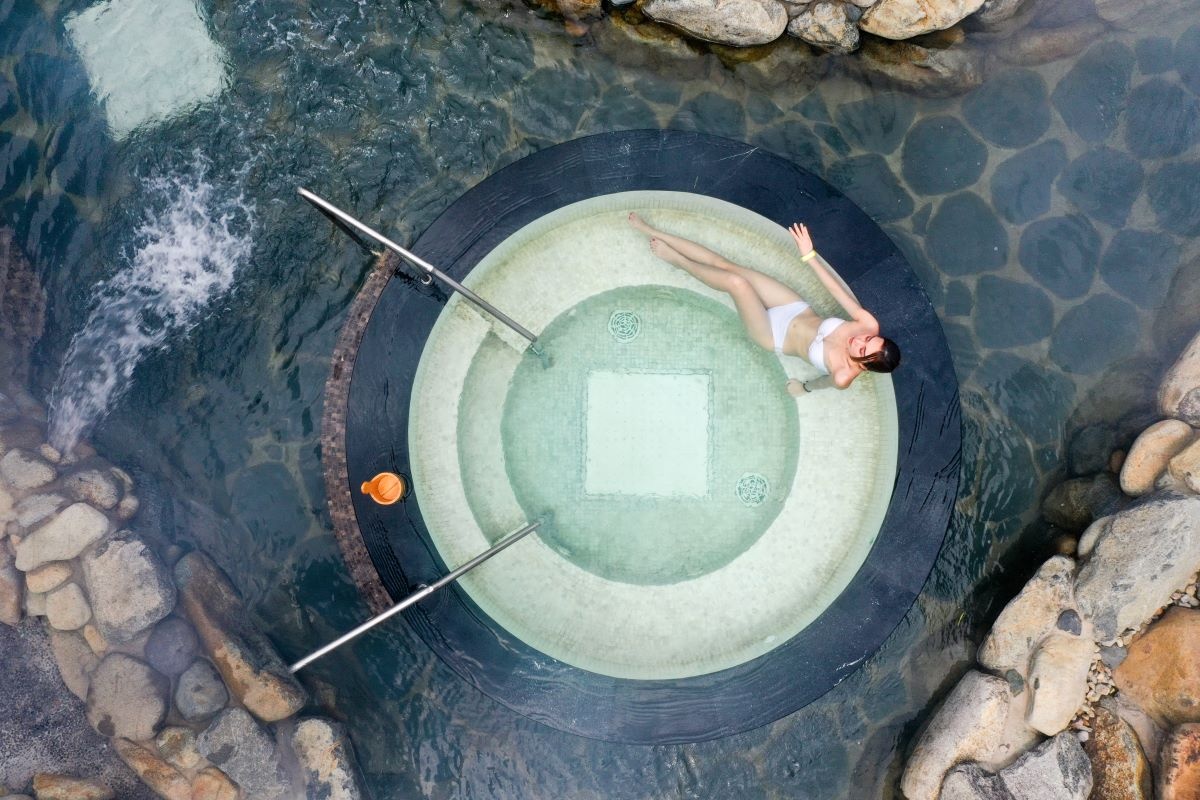 Nguồn khoáng thiên nhiên Quang Hanh quý giá được dẫn vào từng căn biệt thự với đầy đủ các loại bể Onsen, Sauna.
