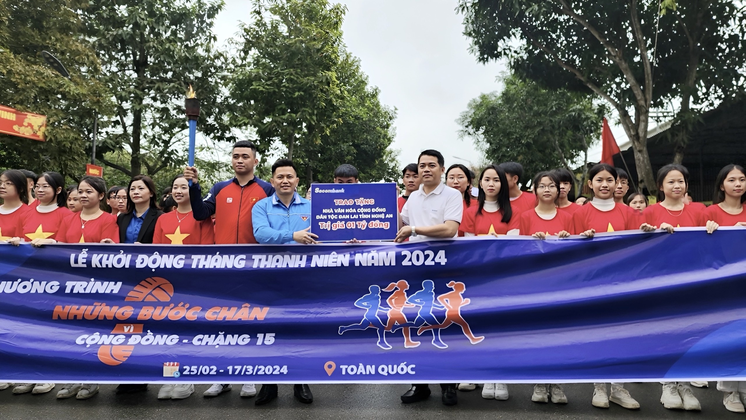 Ông Phạm Việt Đức - Giám đốc Sacombank CN Nghệ An (bên phải) trao biểu trưng 1 tỷ đồng ủng hộ xây dựng nhà văn hóa cộng đồng cho đồng bào dân tộc Đan Lai 