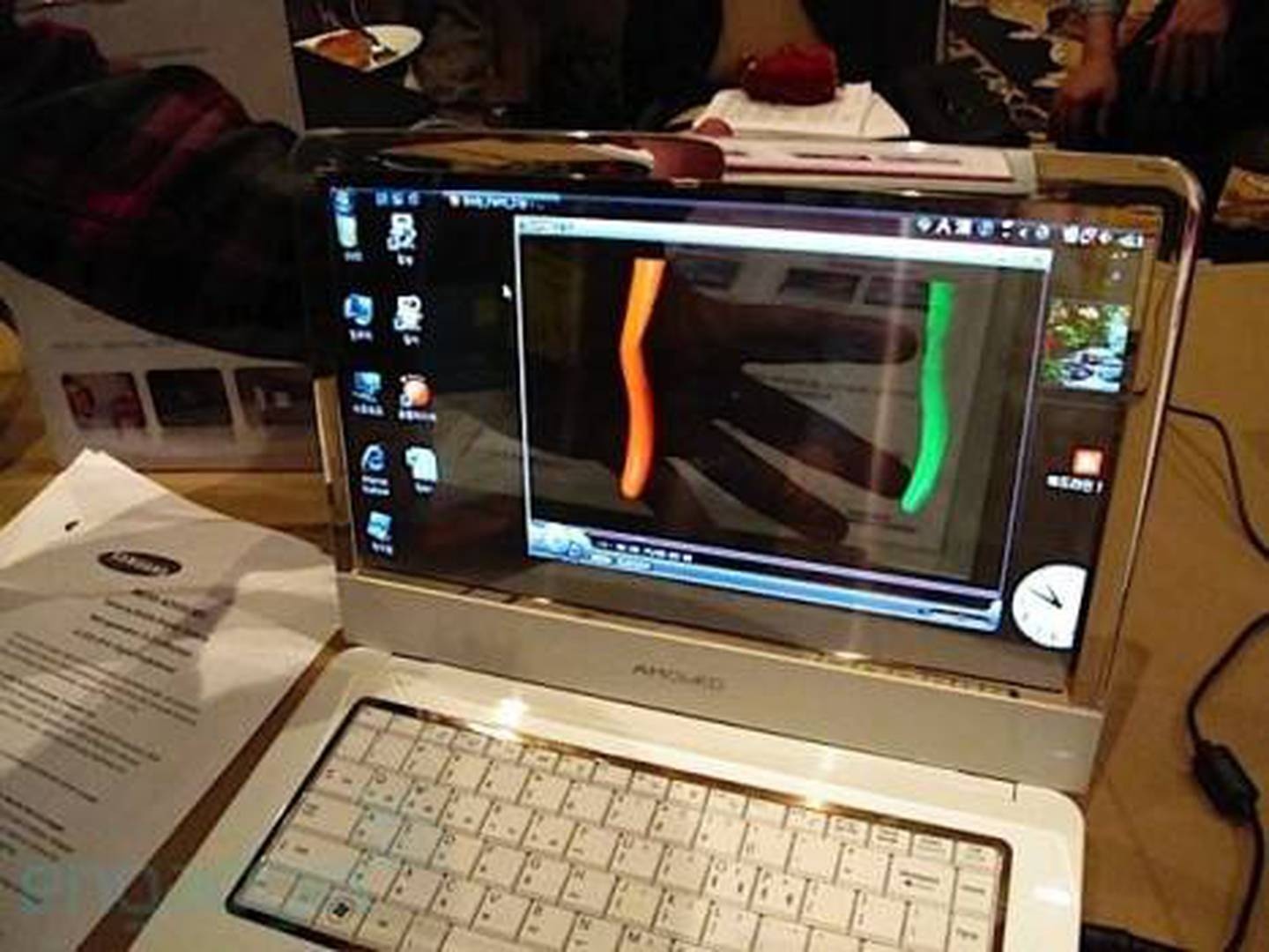 Nguyên mẫu laptop có màn hình trong suốt của Samsung tại CES 2010
