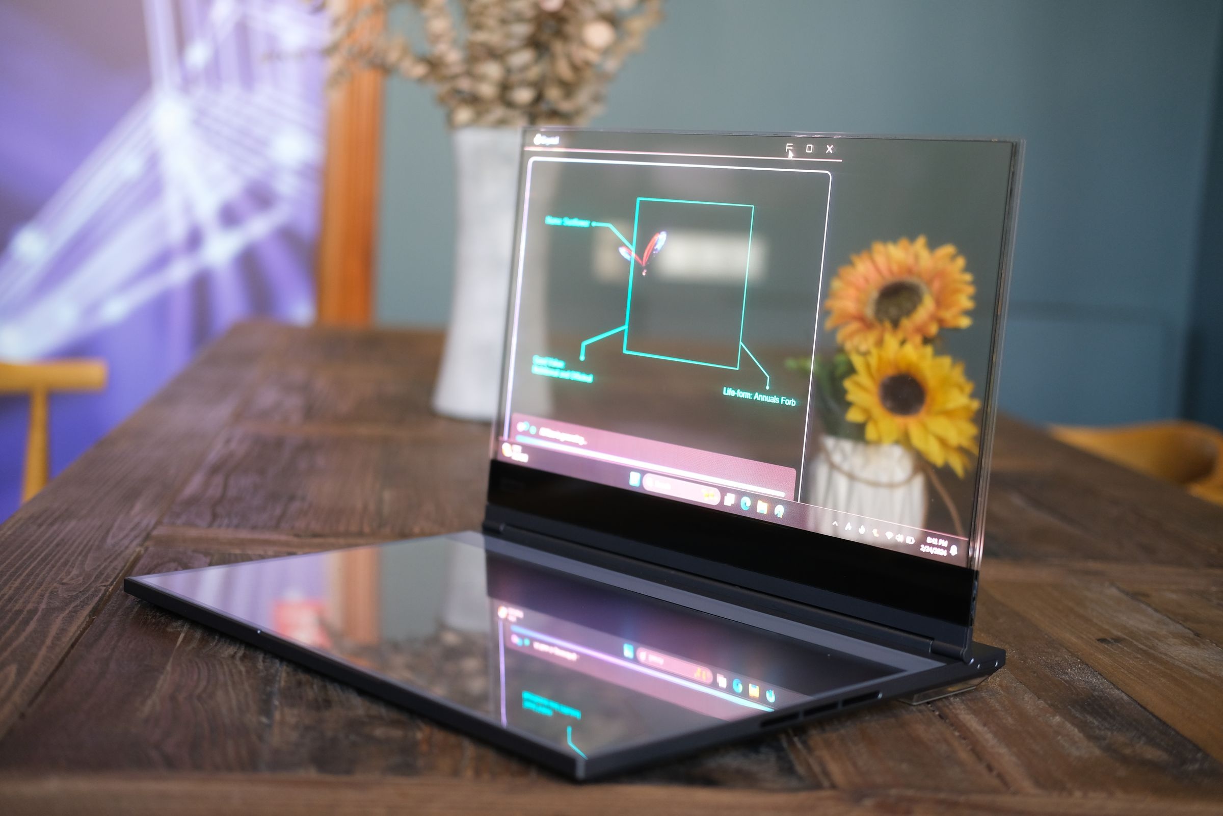 Lenovo giới thiệu mẫu laptop có màn hình trong suốt, bàn phím có thể biến thành bảng vẽ