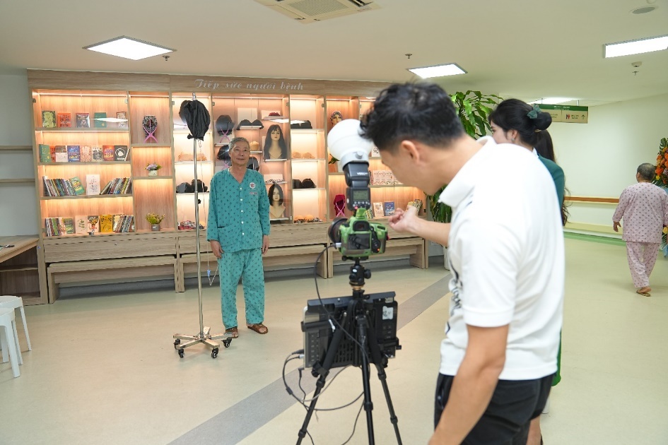 Chụp ảnh lưu niệm và nhiều hoạt động ý nghĩa tại tổ hợp “Tiếp sức người bệnh” đã mang đến niềm vui cho nhiều bệnh nhân đang điều trị tại bệnh viện