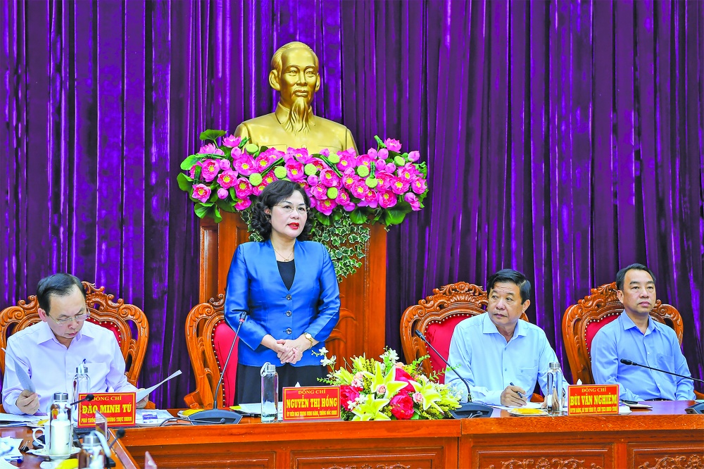 Thống đốc Nguyễn Thị Hồng, trưởng Đoàn công tác của Chính phủ phát biểu tại buổi làm việc tại Vĩnh Long 