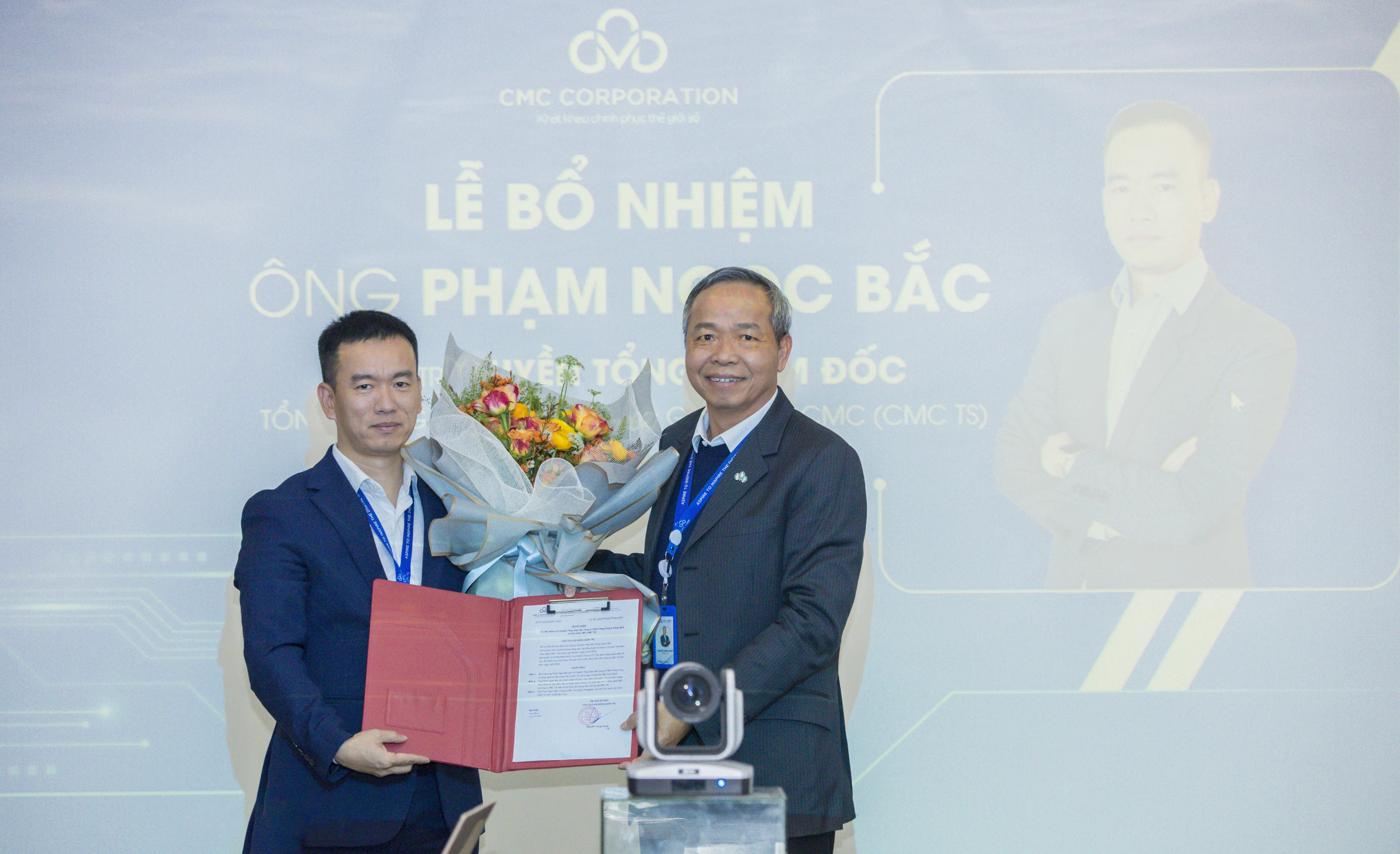 Ông Phạm Ngọc Bắc nhận Quyết định bổ nhiệm quyền Tổng giám đốc CMC TS và hoa chúc mừng từ ông Nguyễn Trung Chính - Chủ tịch HĐQT, Chủ tịch Điều hành CMC.
