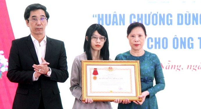 Truy tặng Huân chương Dũng cảm cho công dân Trần Minh Thành