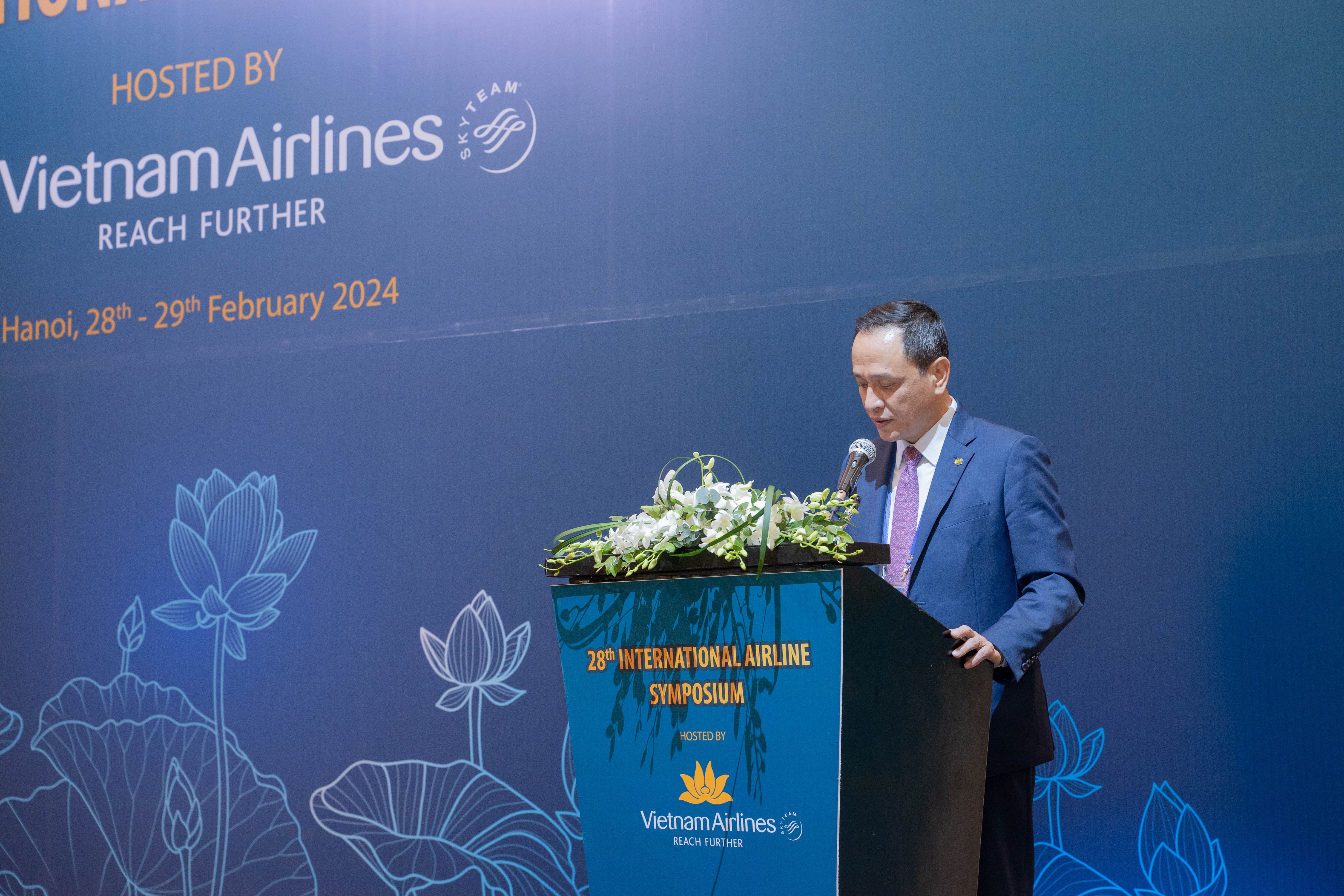 Tổng giám đốc Vietnam Airlines Lê Hồng Hà  phát biểu tại hội nghị