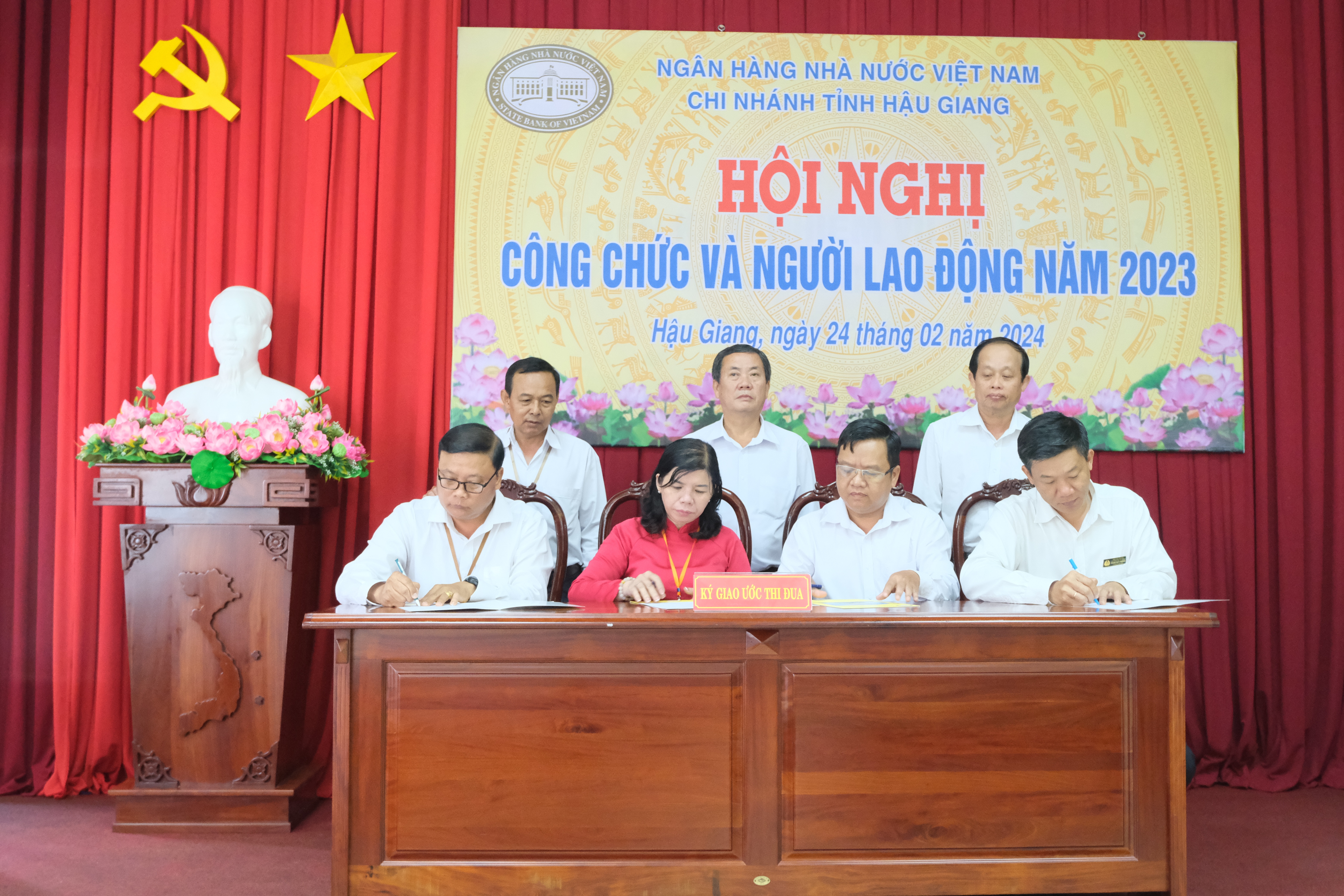 NHNN Hậu Giang tổ chức Hội nghị công chức và người lao động năm 2023