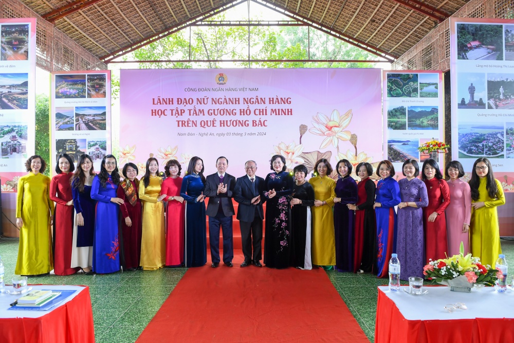 Cán bộ nữ ngành Ngân hàng học tập tấm gương Hồ Chí Minh trên quê hương Bác