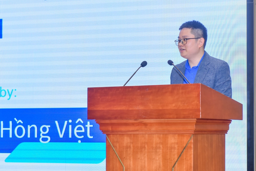 Tiến sỹ Đỗ Hồng Việt đến từ Đoàn Thanh niên Học viện Chính trị quốc gia Hồ Chí Minh với phần trình bày về anh ninh tài chính 