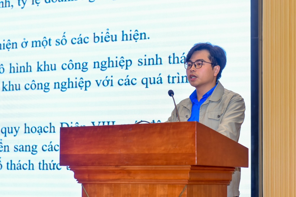 Phần tham luận về Kinh tế tuần hoàn được trình bày bởi ông Bùi Nhật Huy thuộc Chi đoàn Viện Kinh tế Việt Nam
