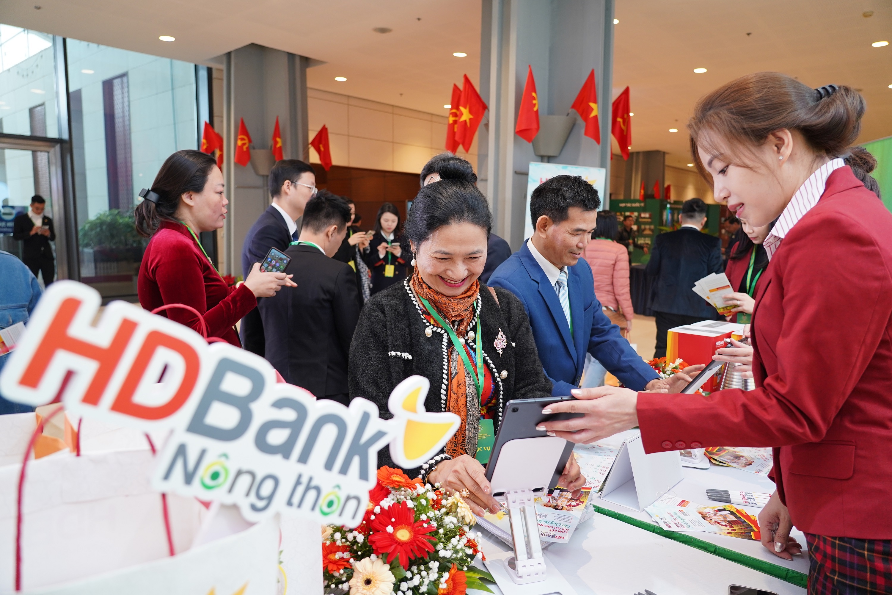 Tại Đại hội Hội Nông dân Việt Nam lần thứ VIII (tháng 12/2023), HDBank lần đầu tiên ra mắt Dịch vụ HDBank Nông thôn – giải pháp tài chính chuyên biệt và ưu việt, tích hợp công nghệ thông minh cùng chương trình ưu đãi “Cho vay nông nghiệp nông thôn” với lãi suất 0%.
