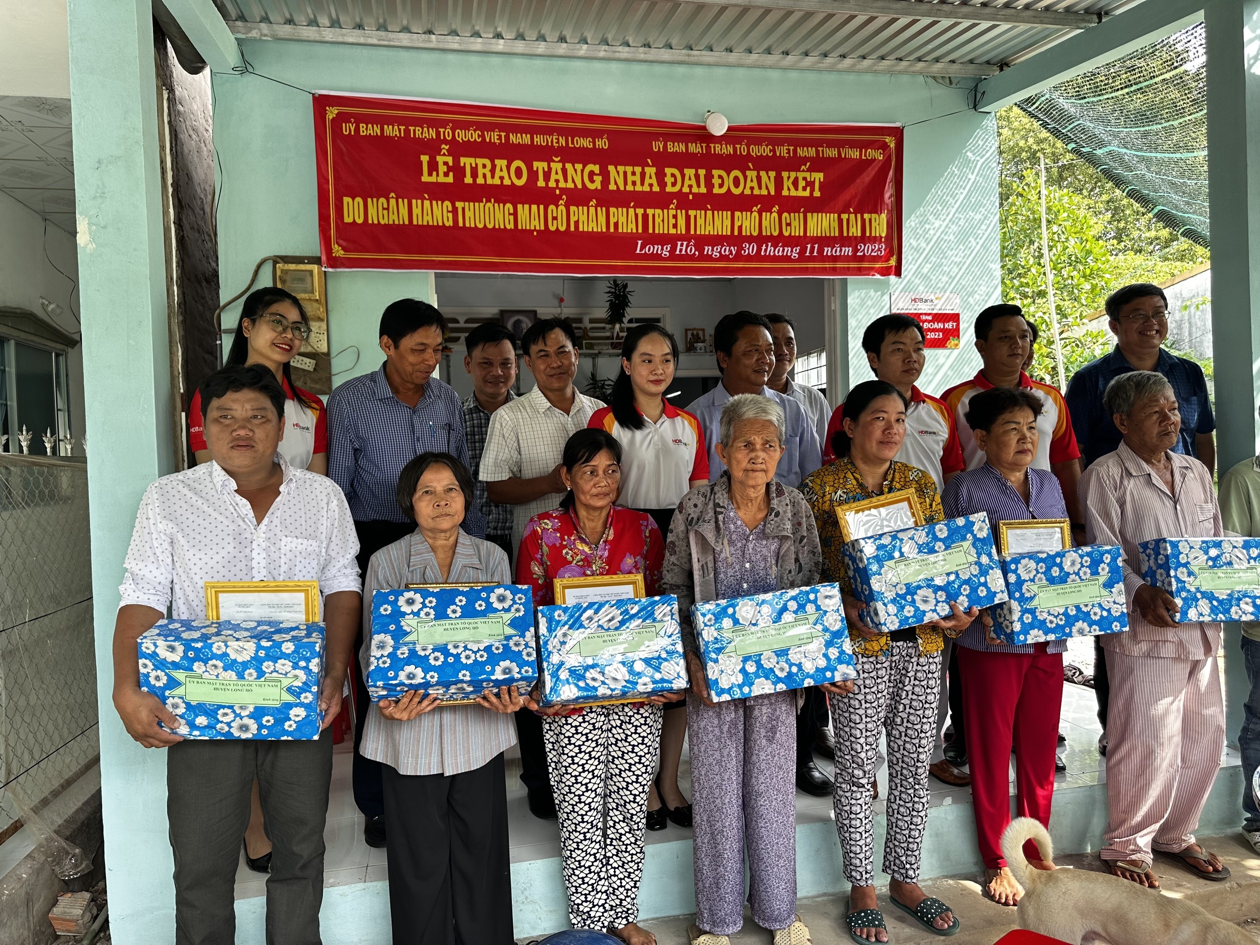 Tại huyện Long Hồ tỉnh Vĩnh Long, HDBank đã trao tặng 8 căn nhà đại đoàn kết cho hộ nghèo, hộ cận nghèo trên địa bàn huyện