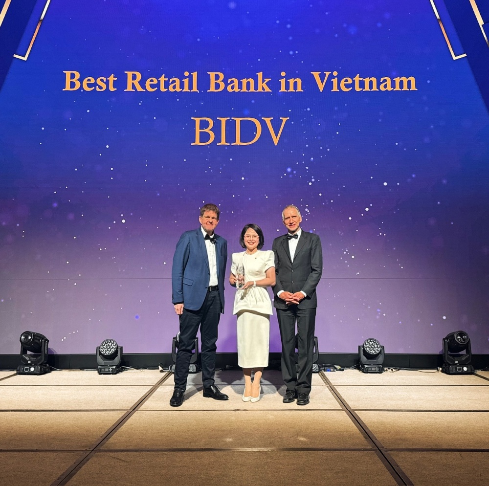 Bà Nguyễn Thị Quỳnh Giao, Phó Tổng Giám đốc BIDV, đại diện Ngân hàng nhận giải thưởng từ The Asian Banker