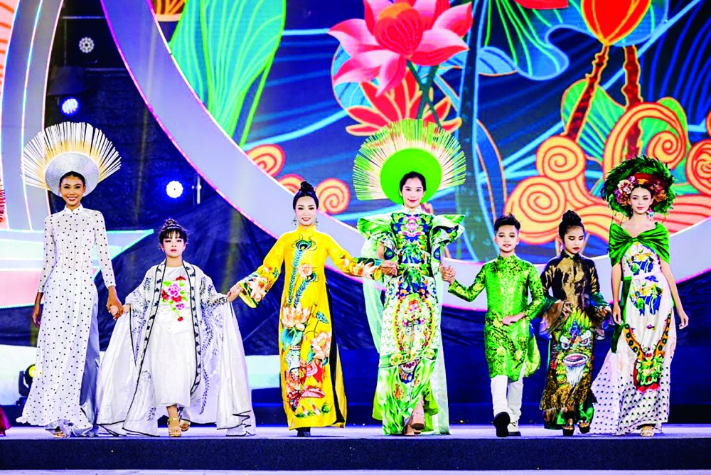 Trình diễn bộ sưu tập áo dài vẽ tay mang tên “Cổ linh” của nhà thiết kế Châu Loan