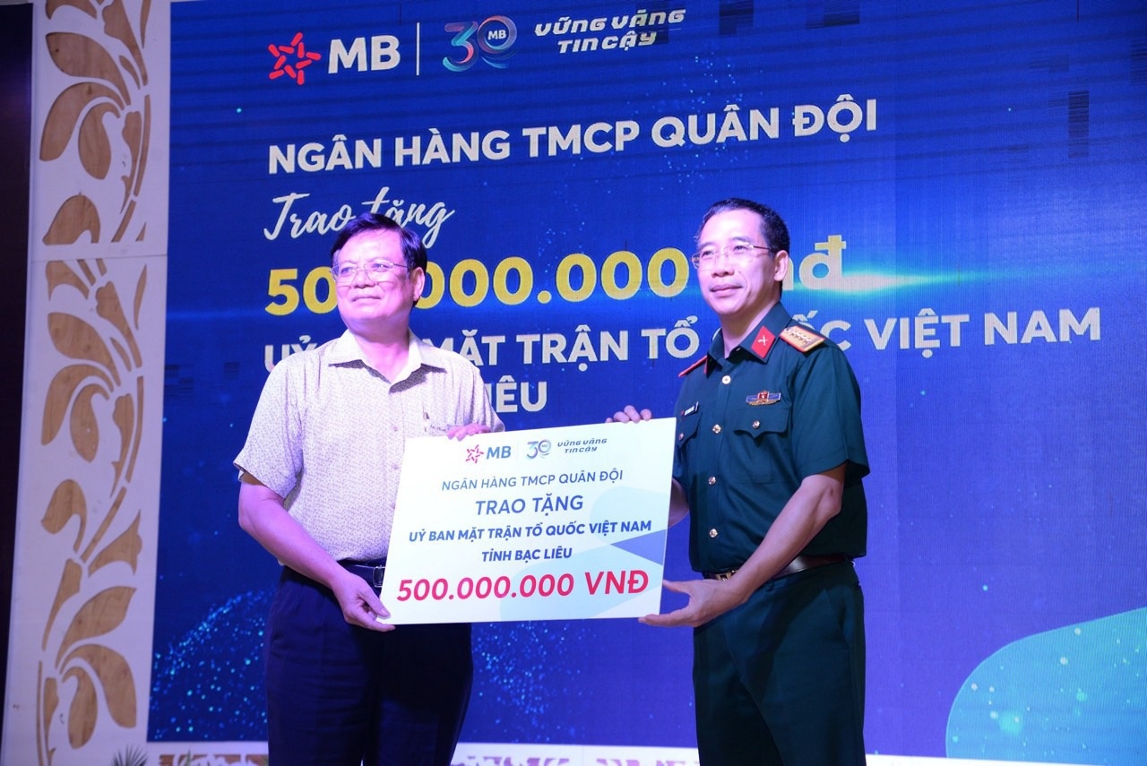 MB trao tặng 500 triệu đồng tới UBMTTQ Bạc Liêu