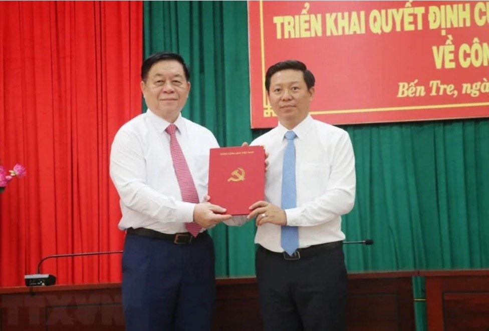 Trưởng Ban Tuyên giáo Trung ương Nguyễn Trọng Nghĩa trao quyết định cho đồng chí Trần Thanh Lâm