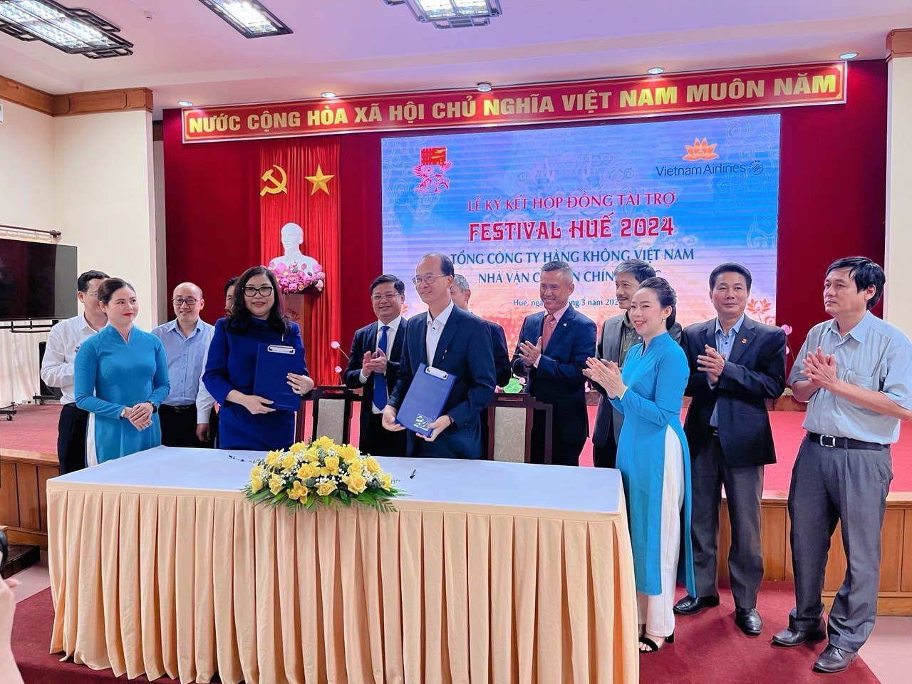 Đại diện Vietnam Airlines và Ban tổ chức Festival Huế  tại lễ ký hợp đồng tài trợ