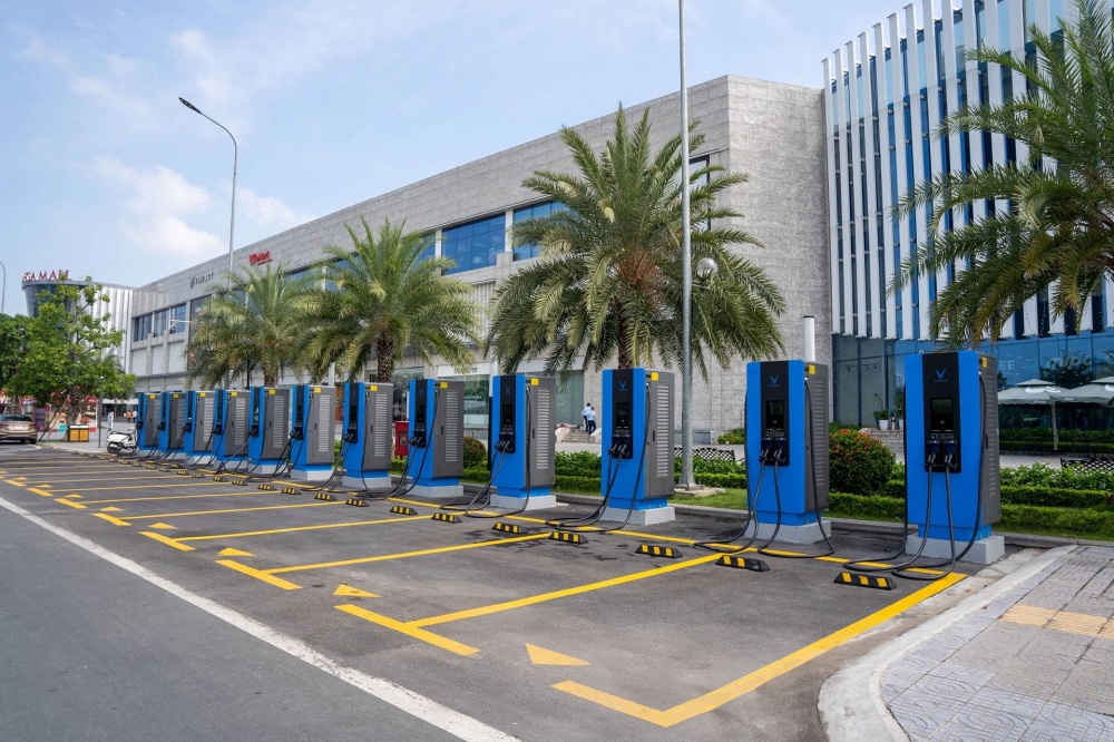 Công ty V-GREEN sẽ phát triển hệ thống trạm sạc cho xe điện VinFast trên toàn cầu, đồng thời cam kết đầu tư thêm 10.000 tỷ đồng trong 2 năm tới để phát triển, nâng cấp hệ thống trạm sạc sẵn có của VinFast tại Việt Nam