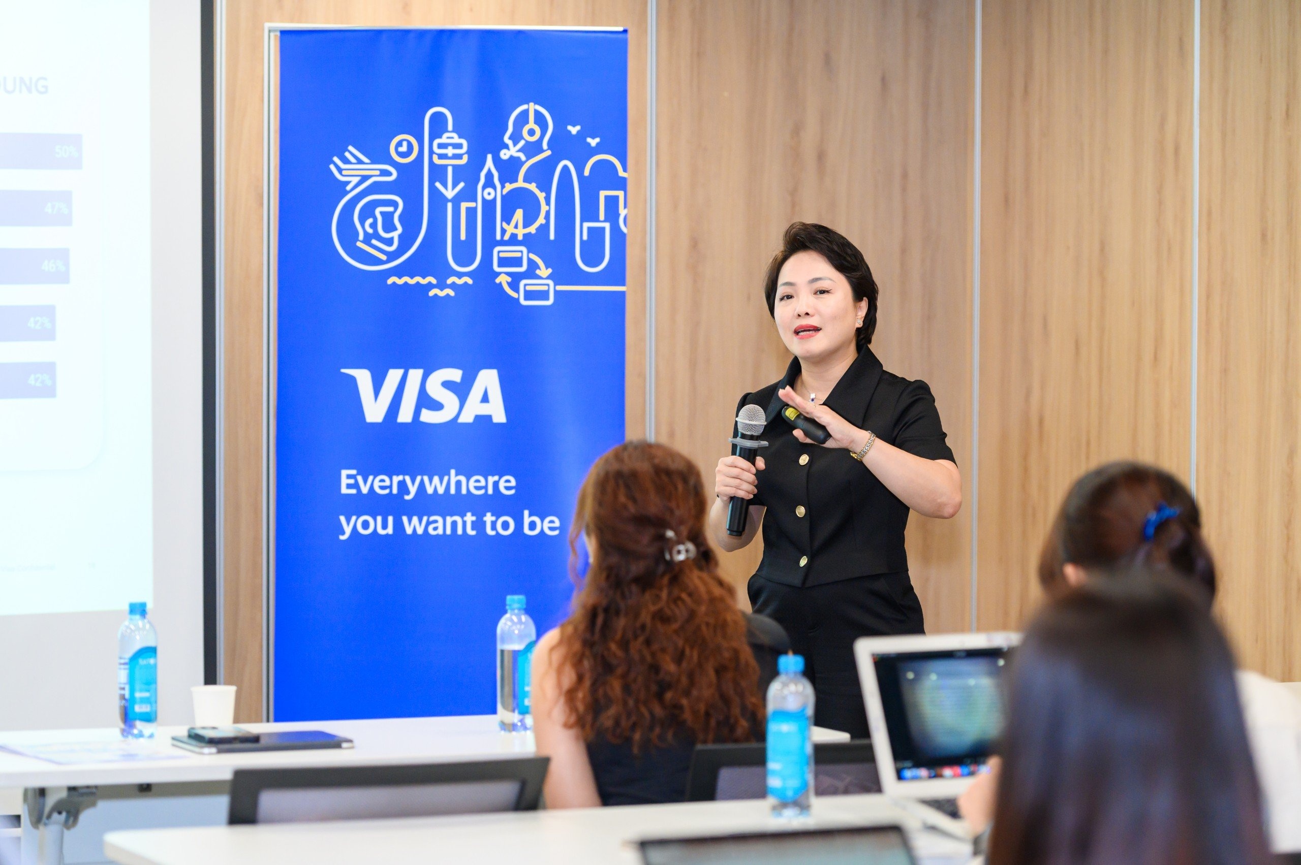 Bà Đặng Tuyết Dung, Giám đốc Visa Việt Nam và Lào tại buổi công bố thông tin