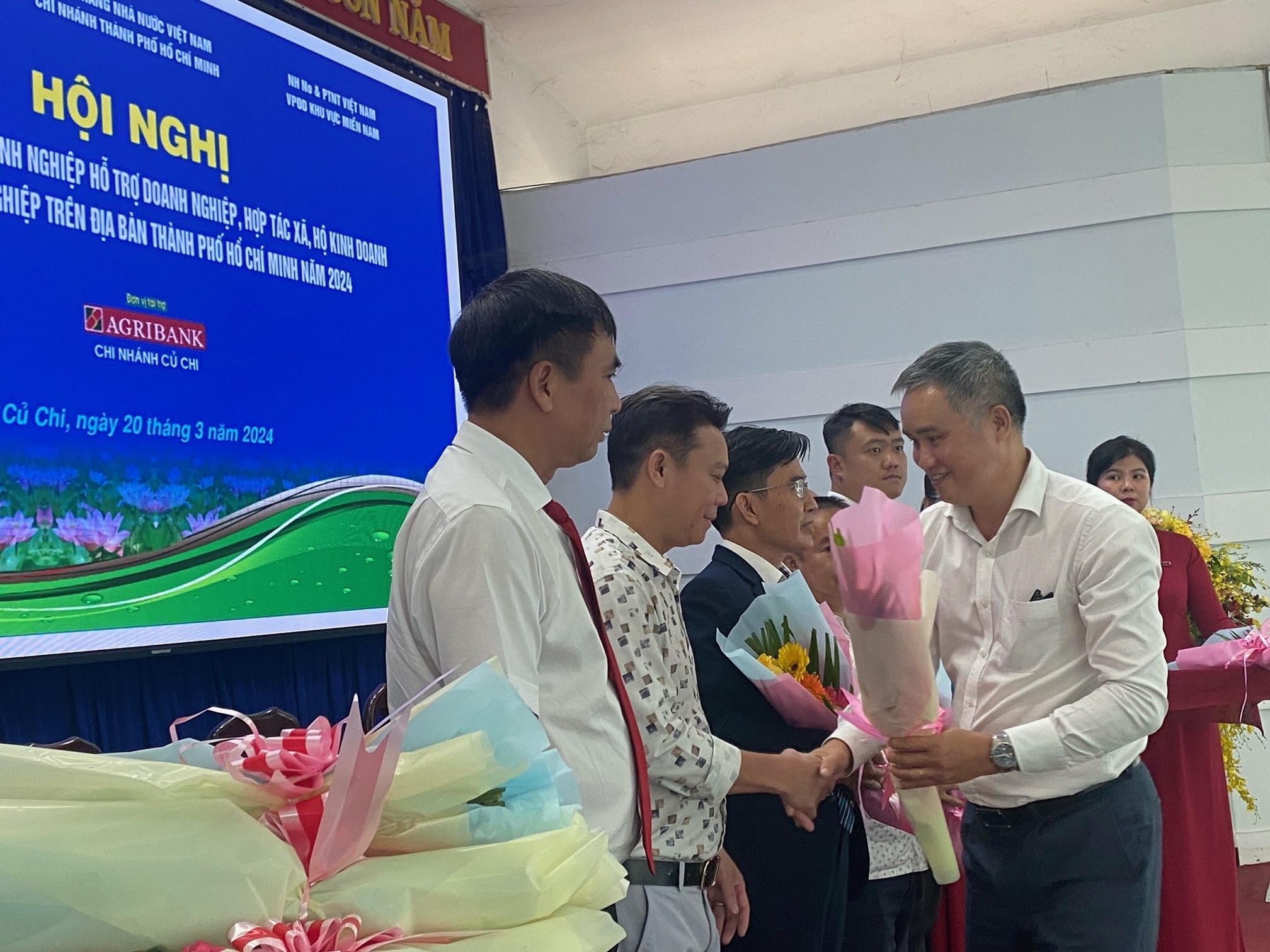 Đại diện NHNN chi nhánh TP. Hồ Chí Minh chúc mừng các tổ chức tín dụng và doanh nghiệp tại buổi kết nối đầu tiên trong năm 2024 - Ảnh: Đ.Hải