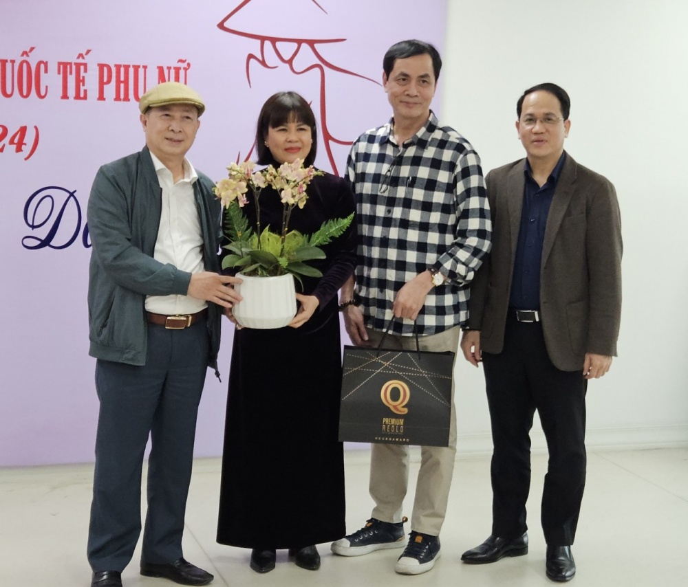 Lãnh đạo Viện Chiến lược Ngân hàng chụp ảnh cùng diễn giả Trần Hữu Việt